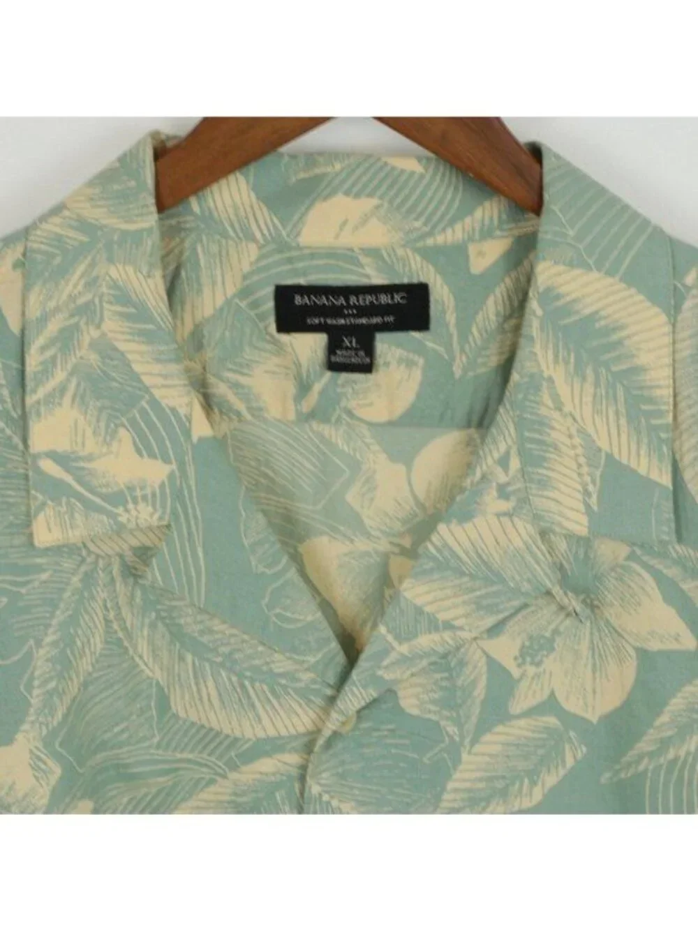 Banana Republic Soft Wash Men's XL Green Cream Cotton Tropical Button Up Shirt